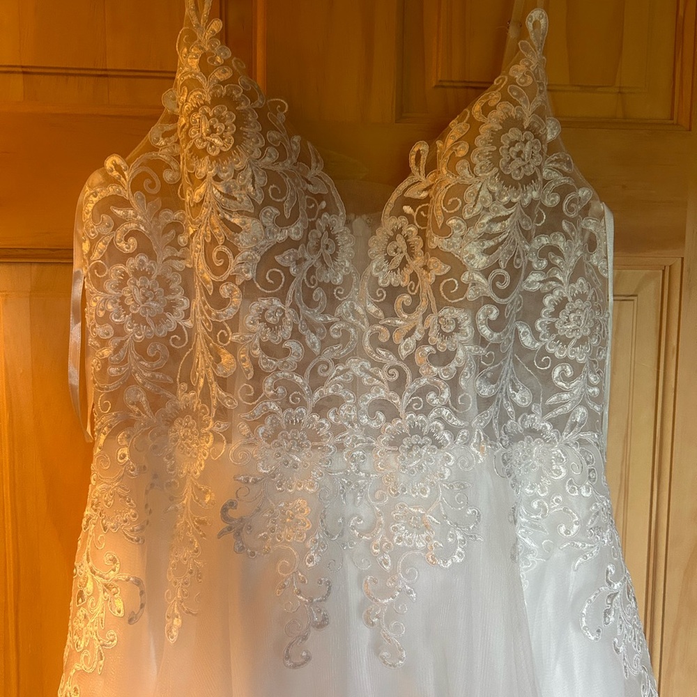 Elegant White Lace Wedding Dress